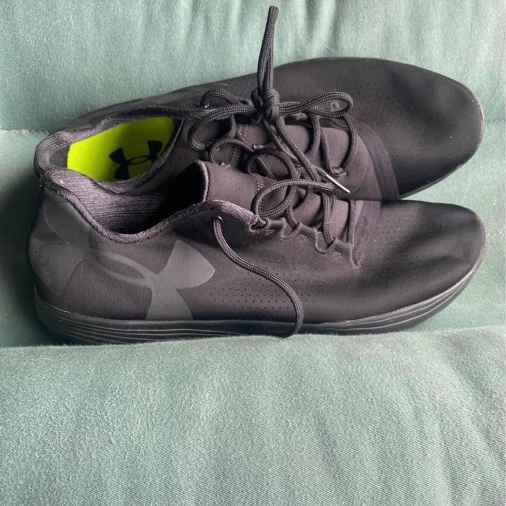 Womens Under Armour 10.5 Shoe, Brand new never worn, too big